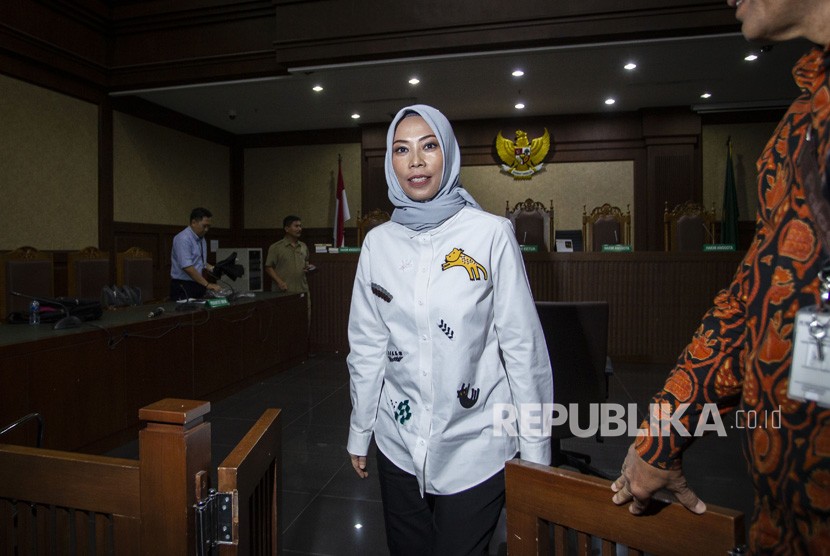 Terdakwa kasus dugaan suap distribusi pupuk Asty Winasti berjalan meninggalkan ruangan seusai mengikuti sidang pembacaan putusan (vonis) di Pengadilan Tipikor, Jakarta, Rabu (21/8/2019). 