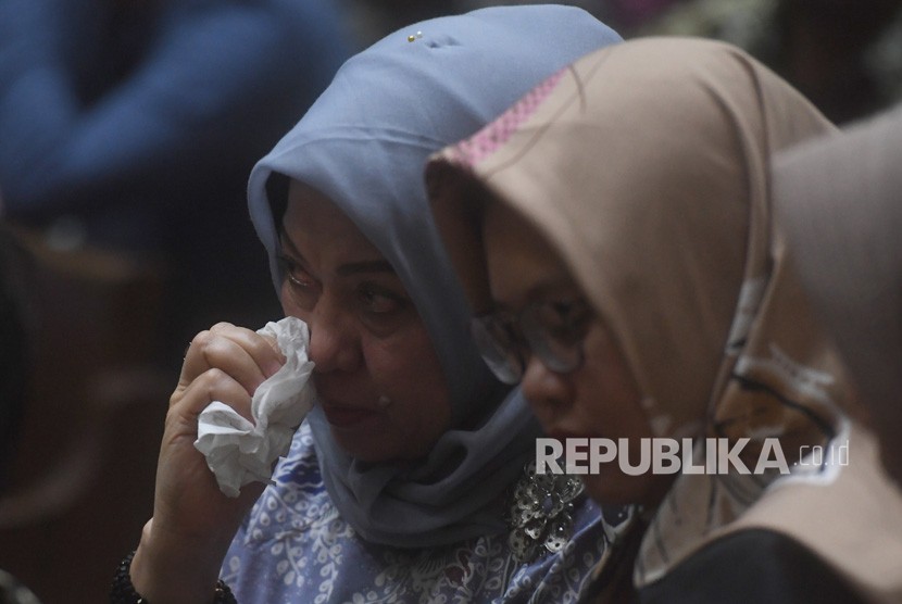 Terdakwa kasus dugaan suap DPRD Sumatera Utara Tiaisah Ritonga (kiri) menangis usai menjalani sidang pembacaan putusan di Pengadilan Tipikor, Jakarta, Kamis (14/02/2019). 