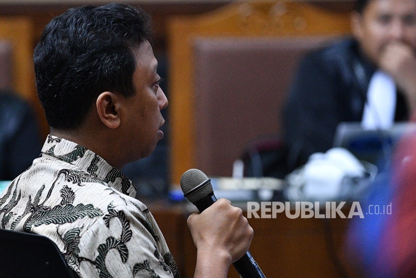 Terdakwa kasus dugaan suap jual beli jabatan di lingkungan Kementerian Agama yang juga mantan Ketua Umum PPP Romahurmuziy meninggalkan ruangan saat jeda sidang eksepsi di Pengadilan Tipikor, Jakarta, Senin (23/9/2019).