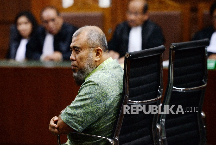 Terdakwa kasus dugaan suap judicial review di Mahkamah Konstitusi Patrialis Akbar mengikuti sidang perdana dengan agenda pembacaan dakwaan di Pengadilan Tipikor, Jakarta, Selasa (13/6). 
