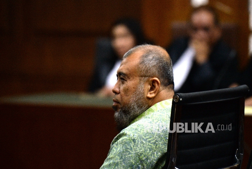 Terdakwa kasus dugaan suap judicial review di Mahkamah Konstitusi Patrialis Akbar mengikuti sidang perdana dengan agenda pembacaan dakwaan di Pengadilan Tipikor, Jakarta, Selasa (13/6).