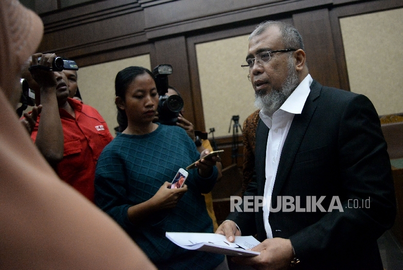 Terdakwa kasus dugaan suap judicial review di Mahkamah Konstitutsi (MK) Patrialis Akbar seusai menjalani sidang lanjutan di Pengadilan Tipikor, Jakarta, Senin (21/8).