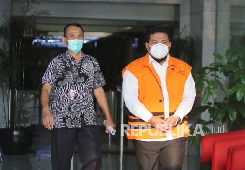 Terdakwa kasus dugaan suap ke penyidik Komisi Pemberantasan Korupsi (KPK) M Syahrial (kanan) usai menjalani pemeriksaan di gedung KPK, Jakarta, Rabu (8/9/2021).