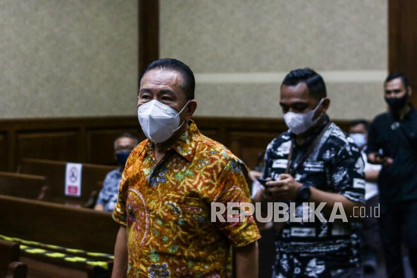 Terdakwa kasus dugaan suap kepada jaksa dan perwira tinggi Polri serta pemufakatan jahat Djoko Tjandra (kanan) bersiap mengikuti sidang lanjutan di Pengadilan Tipikor, Jakarta, Senin (22/3/2021). Sidang tersebut beragenda pembacaan replik oleh jaksa atas pledoi terdakwa. 