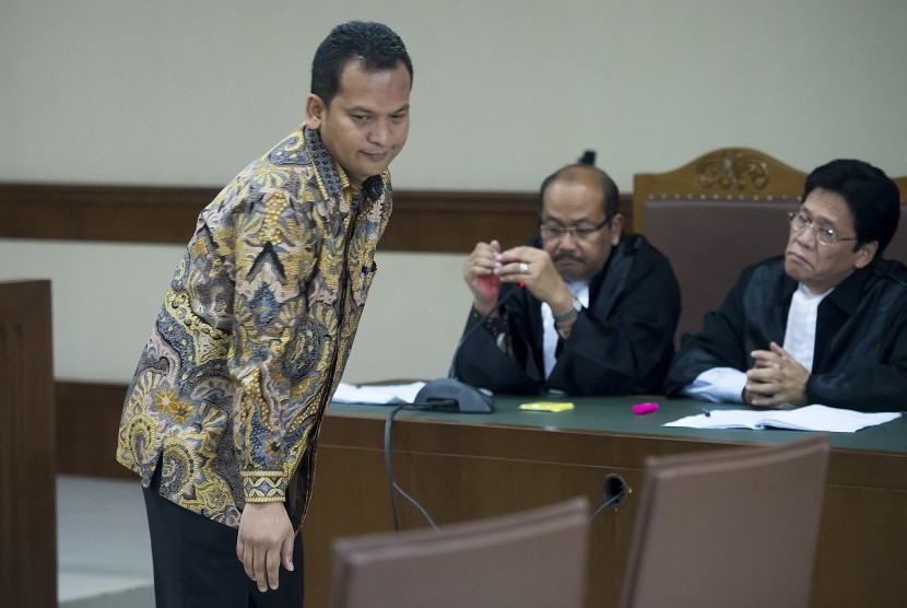 Terdakwa kasus dugaan suap kepada Kepala Kejati DKI Jakarta Marudut (kiri) menjalani sidang pembacaan dakwaan di Pengadilan Tipikor, Jakarta Pusat, Rabu (22/6).
