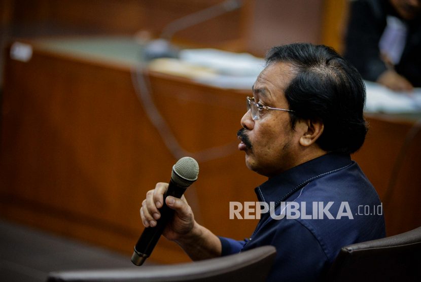 Terdakwa kasus dugaan suap penerbitan Surat Izin Prinsip Pemanfaatan Laut dan lokasi proyek reklamasi di pesisir Tanjung Playu Batam, Nurdin Basirun mengikuti sidang lanjutan di Pengadilan Tipikor, Jakarta, Senin (9/3). Sidang lanjutan Gubernur Kepulauan Riau non aktif tersebut beragendakan pemeriksaan terdakwa. (Republika/Thoudy Badai)