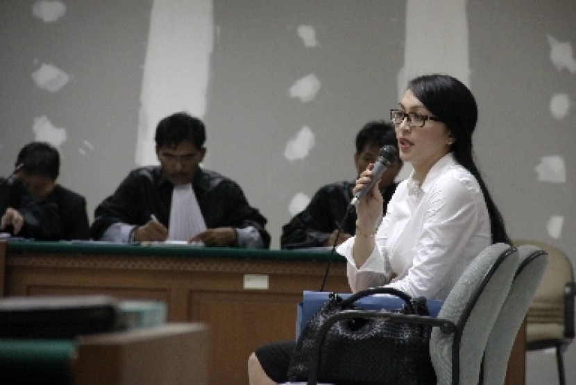 Terdakwa kasus dugaan suap pengurusan anggaran di Kementerian Pemuda dan Olahraga serta Kementerian Pendidikan Nasional, Angelina Sondakh, saat menjalani sidang di Pengadilan Tindak Pidana Korupsi Jakarta, Jumat (14/12).