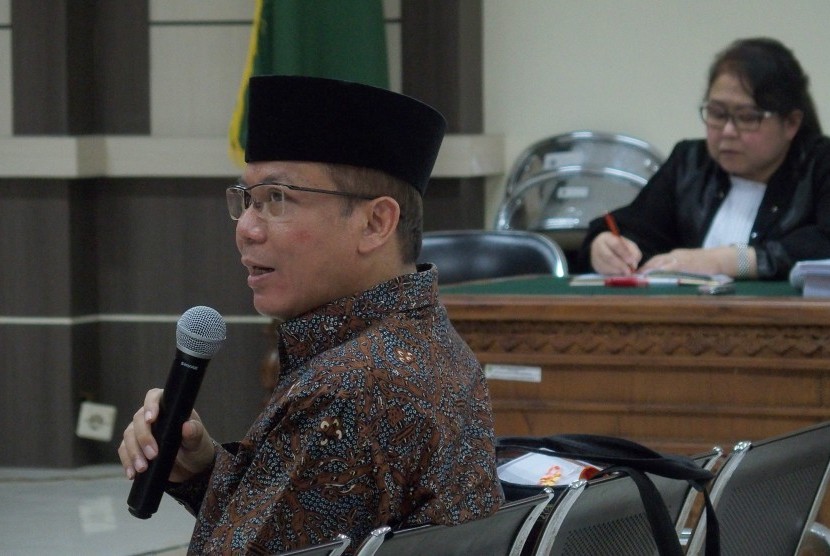 Terdakwa kasus dugaan suap pengurusan dana alokasi khusus Kab. Kebumen dan Kab. Purbalingga, Wakil Ketua DPR Taufik Kurniawan (kiri).