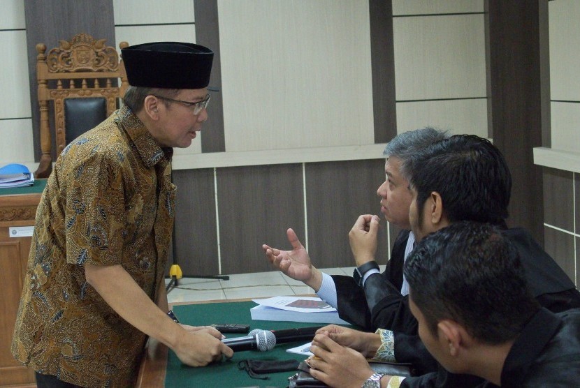 Terdakwa kasus dugaan suap pengurusan dana alokasi khusus Kab. Kebumen dan Kab. Purbalingga, Taufik Kurniawan, berdiskusi dengan penasehat hukumnya saat sidang dengan agenda pembacaan tuntutan, di Pengadilan Tipikor Semarang, Jawa Tengah, Senin (24/6/2019). 