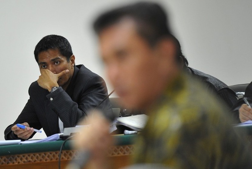 Terdakwa kasus dugaan suap pengurusan perkara kasasi kasus Hutomo Wijaya Ongowarsito di Mahkamah Agung (MA), Mario Cornelio Bernardo (kiri) menjalani sidang dengan agenda mendengarkan keterangan saksi di Pengadilan Tipikor Jakarta, Senin (28/10).