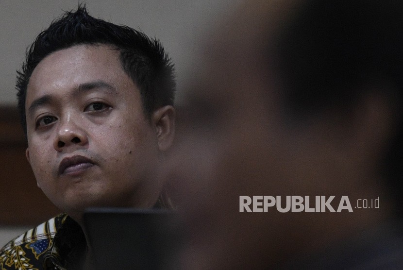 Terdakwa kasus dugaan suap penyaluran pembiayaan skema bantuan pemerintah melalui Kemenpora kepada KONI, Miftahul Ulum (kiri) bersama penasehat hukum mengikuti sidang lanjutan di Pengadilan Tipikor, Jakarta, Senin (2/3/2020).