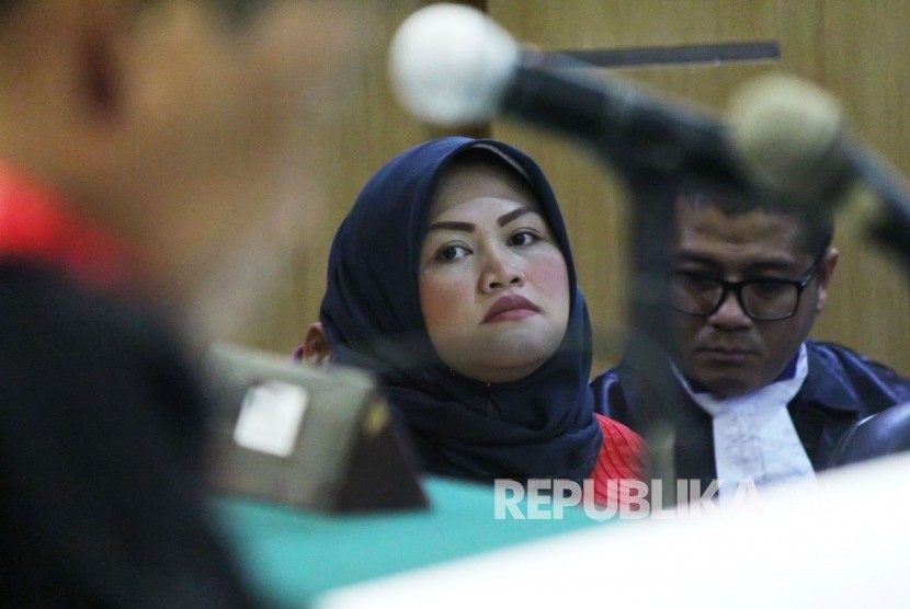 Terdakwa kasus dugaan suap perizinan Meikarta, Neneng Hasanah Yasin (kiri) menjalani sidang dengan agenda pemeriksaan saksi, di Pengadilan Tipikor Bandung, Jalan LRE Martadinata, Kota Bandung, Rabu (13/3).