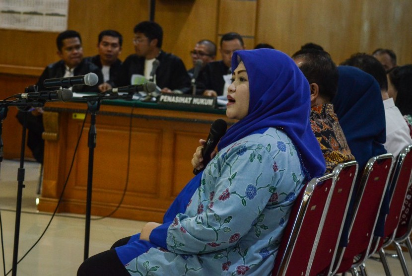 Terdakwa kasus dugaan suap perizinan Meikarta, Neneng Hasanah Yasin (kiri) menjawab pertanyaan Jaksa Penuntut Umum saat menjalani sidang dengan agenda pemeriksaan terdakwa di Pengadilan Tipikor, Bandung, Jawa Barat, Rabu (10/4/2019).