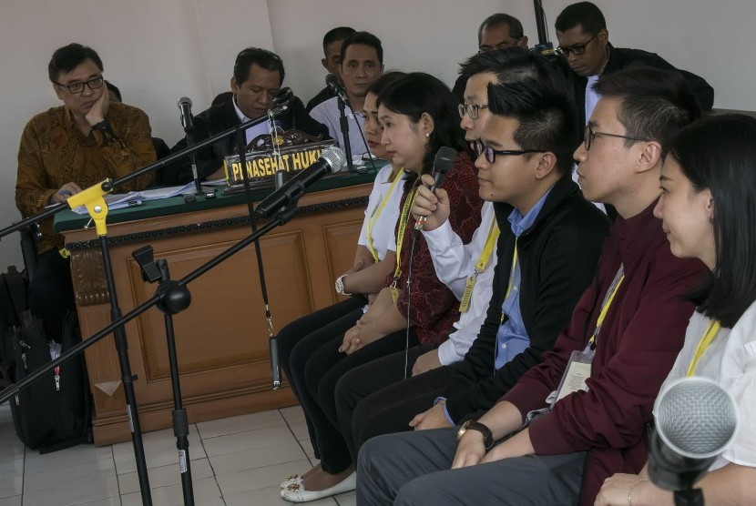 Terdakwa kasus dugaan suap perizinan proyek Meikarta, Billy Sindoro (kiri) mendengarkan keterangan sejumlah saksi dari pihak pengembang pada sidang lanjutan di Pengadilan Tipikor Bandung, Jawa Barat, Senin (4/2/2019).