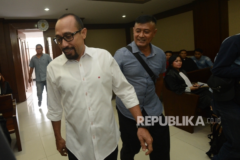 Terdakwa kasus dugaan suap proyek jalan di Kementerian Pekerjaan Umum dan Perumahan Rakyat, Andi Taufan Tiro memasuki ruangan untuk menjalani sidang dengan agenda pembacaan tuntutan di pengadilan Tindak Pidana Korupsi (Tipikor), Jakarta, Rabu (29/3).