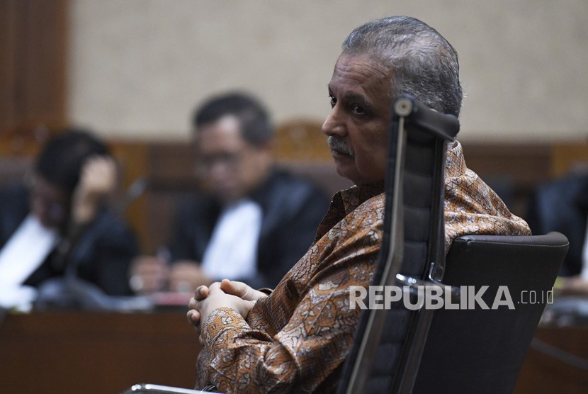 Terdakwa kasus dugaan suap proyek PLTU Riau-1, Sofyan Basir menyimak pembacaan tuntutan saat sidang di Pengadilan Tipikor, Jakarta, Senin (7/10/2019). 