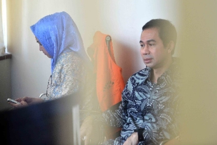 Terdakwa kasus dugaan suap sengketa pilkada Lebak di Mahkamah Konstitusi Tubagus Chaeri Wardana alias Wawan bersama Airin Rachmi Diany usai mengikuti sidang lanjutan dengan agenda mendengarkan keterangan saksi di Pengadilan Tipikor Jakarta, Kamis (17/4).