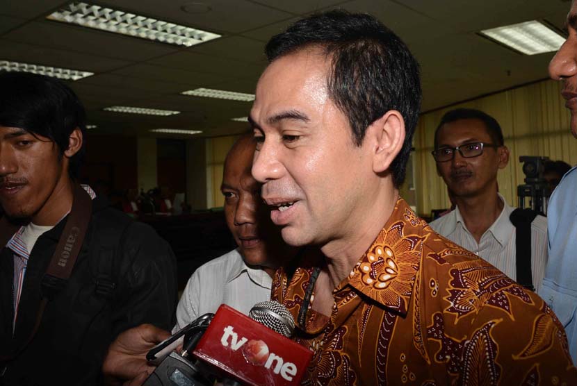 Terdakwa kasus dugaan suap sengketa pilkada Lebak di MK Tubagus Chaeri Wardana alias Wawan menjawab pertanyaan wartawan usai menjalani sidang di Pengadilan Tipikor, Jakarta, Senin (5/5).