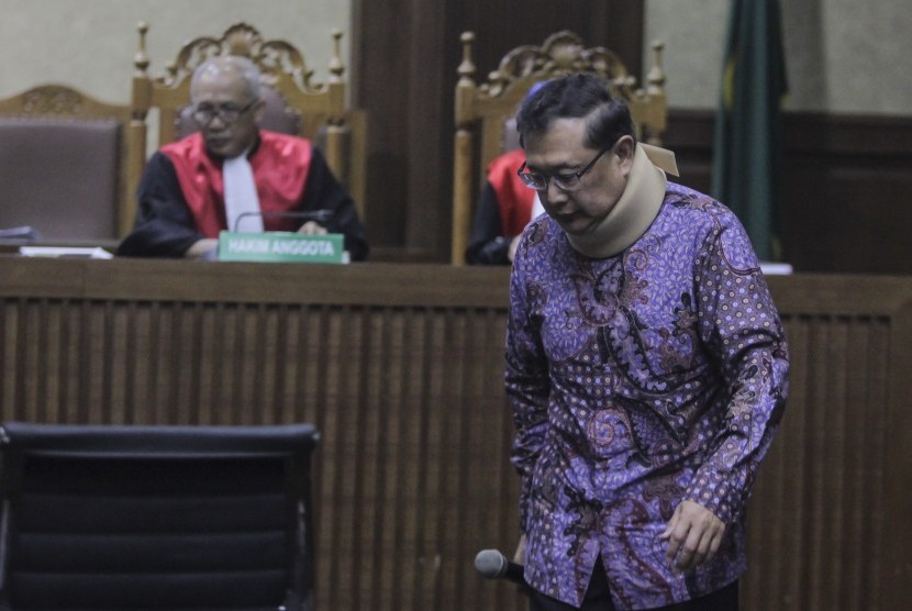 Terdakwa kasus dugaan suap terkait fungsi pengawasan anggota DPRD Kalimantan Tengah (Kalteng) terhadap pencemaran lingkungan yang diduga dilakukan perusahaan sawit PT Binasawit Abadi Pratama, anak usaha PT Sinar Mas, Edy Saputra Suradja berjalan memasuki ruangan untuk menjalani sidang perdana di Pengadilan Tipikor, Jakarta, Jumat (11/1/2019).