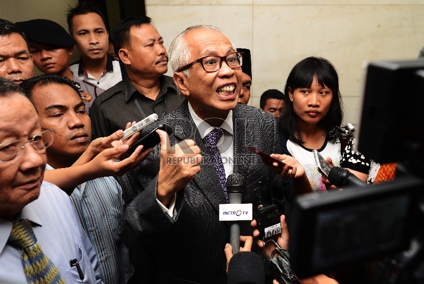 Terdakwa kasus dugaan tindak pidana korupsi suap majelis hakim dan panitera PTUN Medan OC Kaligis memberikan keterangan pers sesaat sebelum menjalani sidang pembacaan dakwaan di Pengadilan Tipikor, Jakarta, Kamis (27/8). (Republika/Raisan Al Farisi)