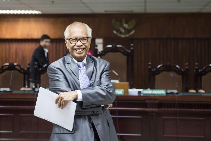 Terdakwa kasus dugaan tindak pidana korupsi suap Majelis Hakim dan Panitera PTUN Medan Otto Cornelis Kaligis tersenyum seusai menjalani sidang lanjutan dengan agenda mendengarkan jawaban JPU terhadap nota pembelaan (eksepsi) di Pengadilan Tipikor, Jakarta,