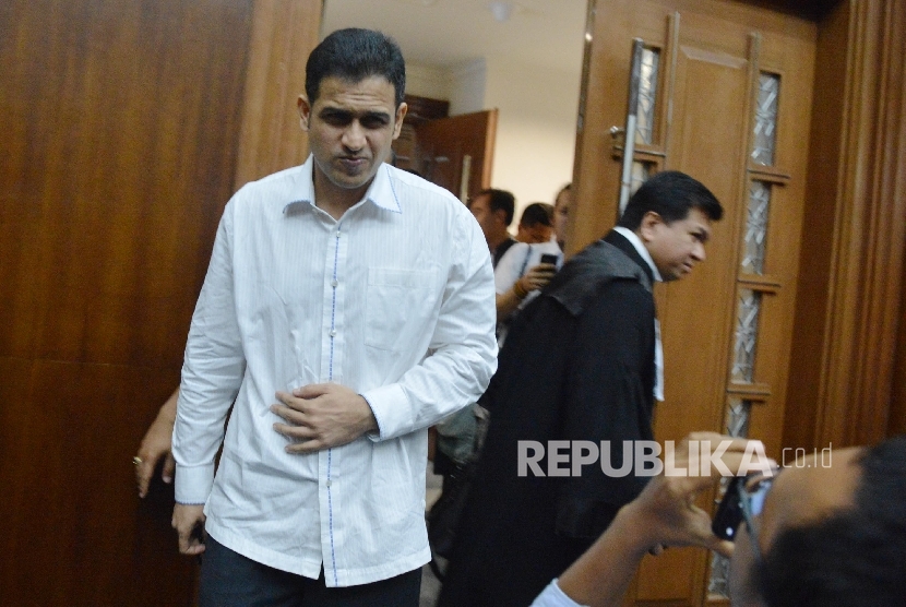  Terdakwa kasus dugaan tindak pidana pencucian uang (TPPU) Muhammad Nazaruddin memasuki ruangan untuk menjalani sidang pembacaan putusan di Pengadilan Tipikor, Jakarta, Kamis (9/6).(Republika/Raisan Al Farisi)