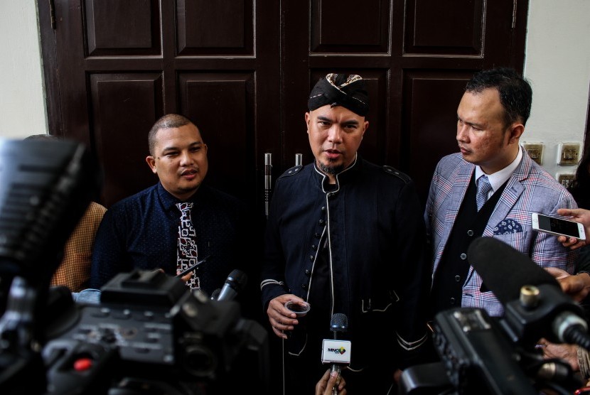 Terdakwa kasus dugaan ujaran kebencian melalui media sosial Ahmad Dhani (tengah) memberikan keterangan kepada wartawan sebelum menjalani sidang dengan agenda pembacaan replik dari Jaksa Penuntut Umum di Pengadilan Negeri Jakarta Selatan, Jakarta, Senin (7/1/2019). 