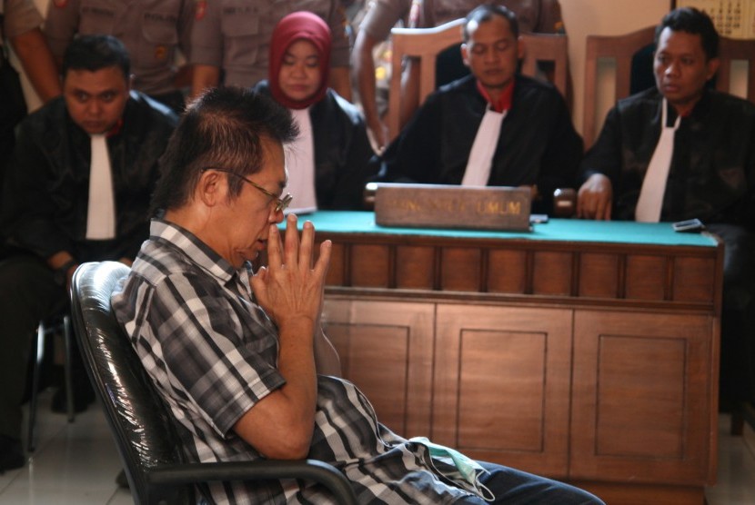 Terdakwa kasus kejahatan seksual terhadap anak, Sony Sandra, menjalani sidang putusan di Pengadilan Negeri Kota Kediri, Jawa Timur, Kamis (19/5). 