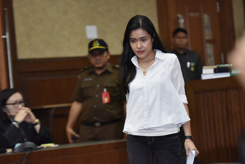 Terdakwa kasus kematian Wayan Mirna Salihin yang diduga diracun menggunakan kopi bersianida, Jessica Kumala Wongso mengikuti sidang lanjutan di Pengadilan Negeri Jakarta Pusat, Jakarta, Kamis (20/10).