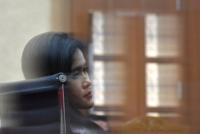 Terdakwa kasus kematian Wayan Mirna Salihin yang diduga diracun menggunakan kopi bersianida, Jessica Kumala Wongso mengikuti sidang lanjutan di Pengadilan Negeri Jakarta Pusat, Jakarta, Kamis (20/10). 