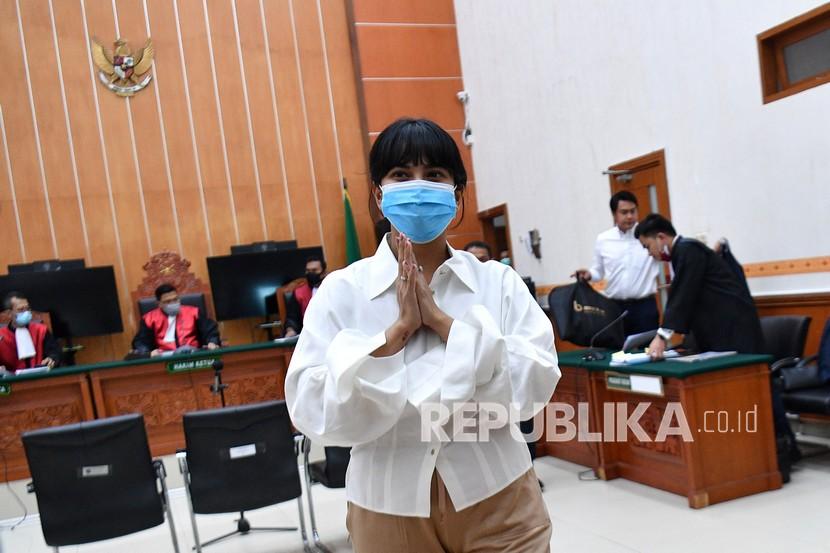 Terdakwa kasus kepemilikan narkoba Vanesza Adzania alias Vanessa Angel memberi salam usai mengikuti sidang perdana di Pengadilan Negeri Jakarta Barat, Jakarta, Senin (31/8/2020). Vanessa Angel didakwa atas kepemilikan psikotropika golongan IV yaitu 20 pil xanax. 