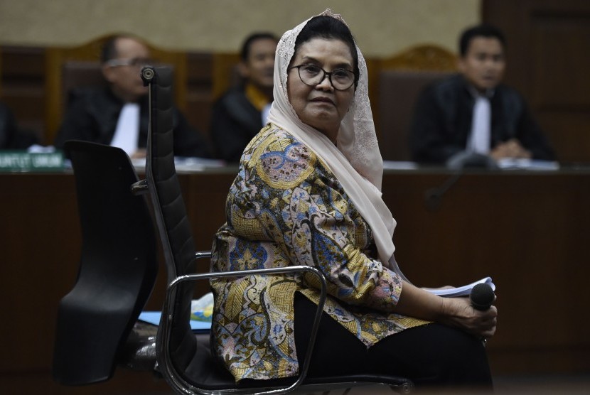 Terdakwa kasus korupsi alat kesehatan Siti Fadilah Supari berdiskusi dengan penasehat hukum saat jeda sidang lanjutan di Pengadilan Tipikor, Jakarta, Rabu (7/6). 
