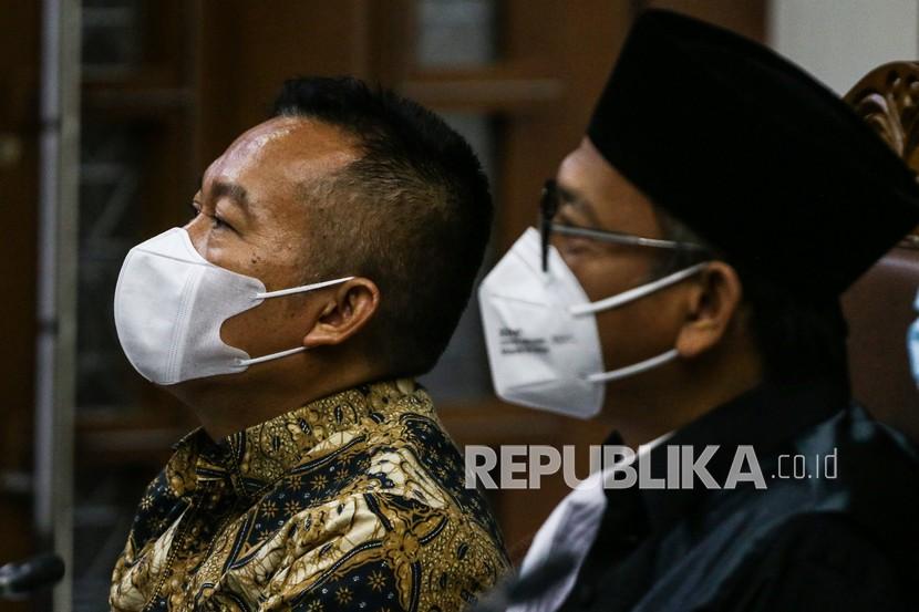 Terdakwa kasus korupsi Bantuan Sosial (Bansos) COVID-19 Adi Wahyono (kiri) mengikuti sidang lanjutan di Pengadilan Tipikor, Jakarta, Rabu (2/6/2021). Sidang tersebut beragenda mendengarkan keterangan saksi.