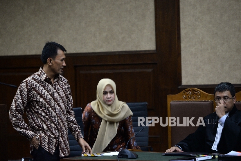 Terdakwa kasus korupsi dana bansos di Sumatera Utara (Sumut), pasangan suami istri Gubernur Sumut nonaktif Gatot Pujo Nugroho (kiri) dan Evy Susanti menjalani sidang lanjutan dengan agenda pemeriksaan saksi di Pengadilan Tipikor, Jakarta, Rabu (3/2). 