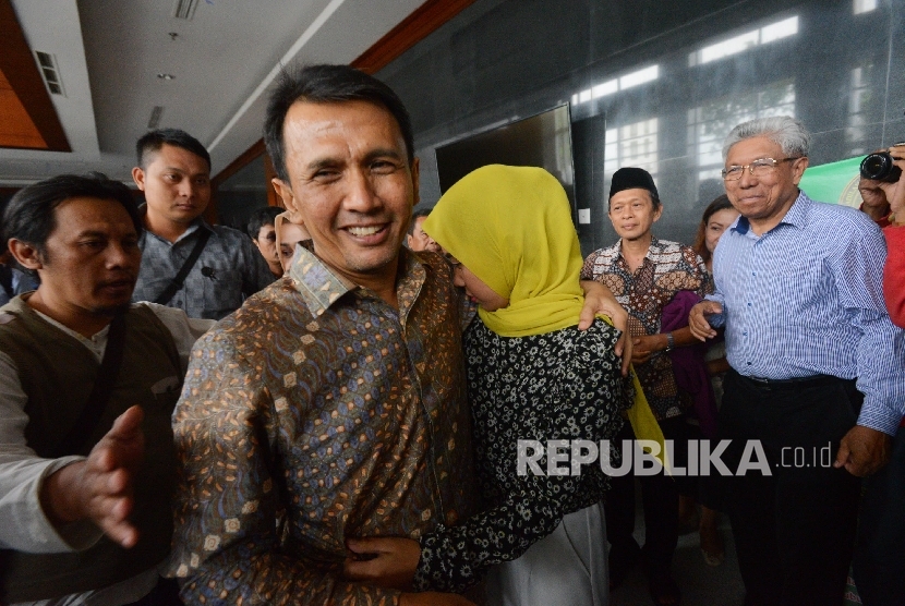 Terdakwa kasus korupsi dana bansos di Sumatera Utara (Sumut), Gubernur Sumut nonaktif Gatot Pujo Nugroho memeluk anaknya usai menjalani sidang lanjutan dengan agenda tuntutan di Pengadilan Tipikor, Jakarta, Rabu (17/2).