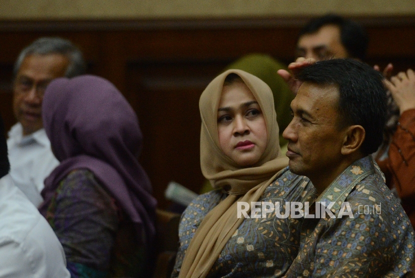 Terdakwa kasus korupsi dana bansos di Sumatera Utara (Sumut), Pasangan Suami Istri Gubernur Sumut nonaktif Evy Susanti (kiri) merapikan rambut Gaatot Pujo Nygroho (kanan) sebelum menjalani sidang lanjutan dengan agenda tuntutan di Pengadilan Tipikor, Jakar