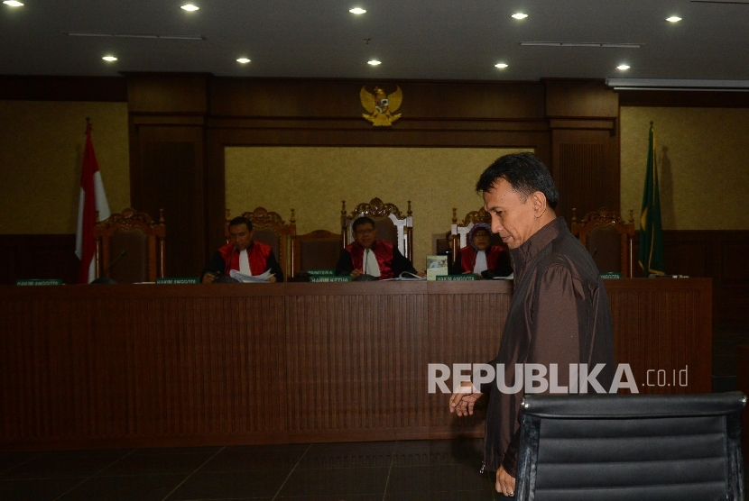 Terdakwa kasus korupsi dana bansos di Sumatera Utara (Sumut) Gatot Pujo Nugroho memasuki ruang sidang untuk memberikan kesaksiannya dalam persidangan Kamaluddin Harahap di Pengadilan  Tindak Pidana Korupsi (Tipikor), Jakarta, Rabu (2/3). 