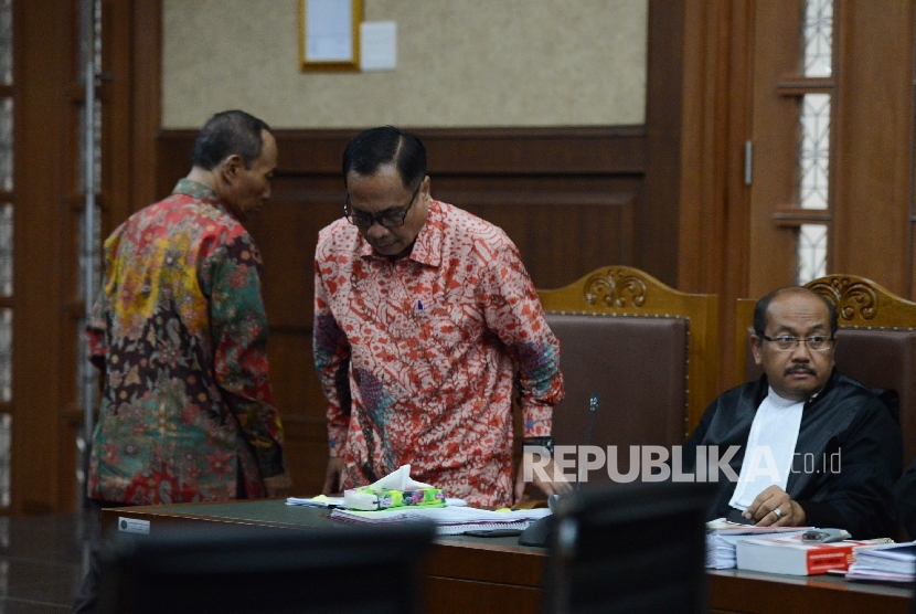 Terdakwa kasus korupsi e-KTP Irman (tengah) dan Sugiharto (kiri) berjalan memasuki ruangan untuk menjalani sidang lanjutan di Pengadilan Tipikor, Jakarta, Kamis (13/4).