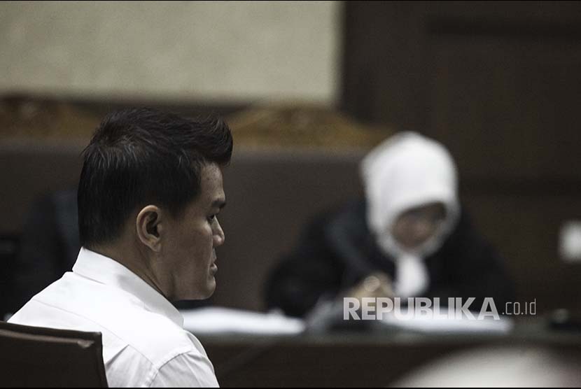 Terdakwa kasus korupsi KTP Elektronik Andi Narogong (kanan) menjalani sidang vonis di Pengadilan Tipikor, Jakarta, Kamis (21/12). 