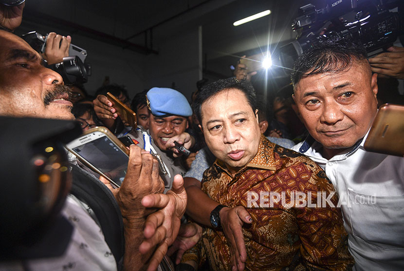  Terdakwa kasus korupsi KTP Elektronik Setya Novanto (kedua kanan) menuju mobil tahanan usai menjalani sidang putusan di pengadilan Tipikor, Jakarta Pusat, Selasa (24/4). 