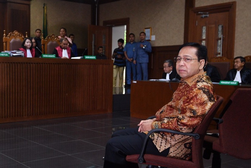 Terdakwa kasus korupsi KTP Elektronik Setya Novanto menjalani sidang putusan di Pengadilan Tipikor, Jakarta, Selasa (24/4).