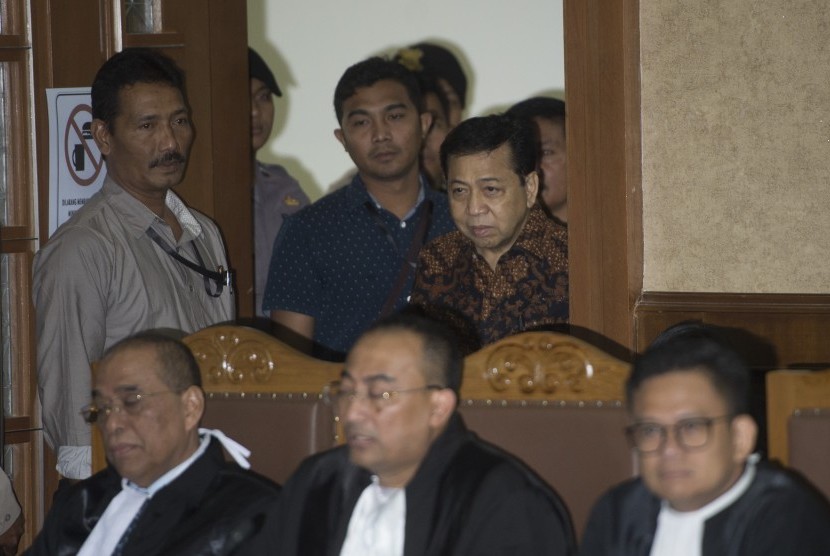 Terdakwa kasus korupsi KTP Elektronik Setya Novanto (tengah) memasuki ruangan untuk menjalani sidang dengan agenda tanggapan jaksa terhadap eksepsi di Pengadilan Tipikor, Jakarta, Kamis (28/12). Jaksa penuntut umum menyatakan tetap pada dakwaan semula. 