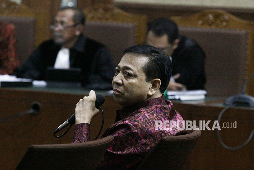 Terdakwa kasus korupsi KTP Elektronik Setya Novanto (tengah) menjadi saksi dalam sidang kasus merintangi penyidikan korupsi KTP elektronik dengan terdakwa Bimanesh Sutarjo dengan agenda pemeriksaan saksi di Pengadilan Tipikor, Jakarta, Jumat (27/4).
