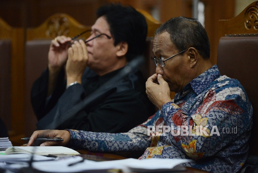 Terdakwa kasus korupsi KTP Elektronik Sugiharto (kanan) menjalani sidang lanjutan dengan agenda pemeriksaan saksi di Pengadilan Tipikor, Jakarta Pusat, Kamis (27/4).