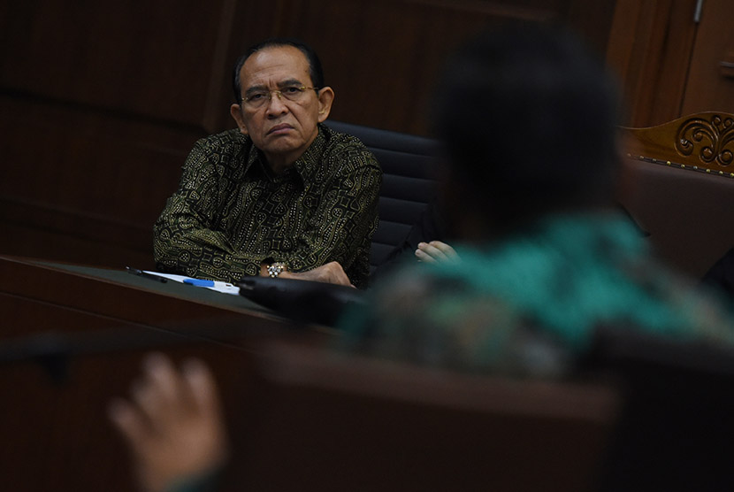 Terdakwa kasus korupsi pelaksanaan ibadah haji di Kemenag pada tahun 2011-2014, Suryadharma Ali mendengarkan keterangan saksi saat sidang lanjutannya di Pengadilan Tipikor, Jakarta, Jumat (11/12).