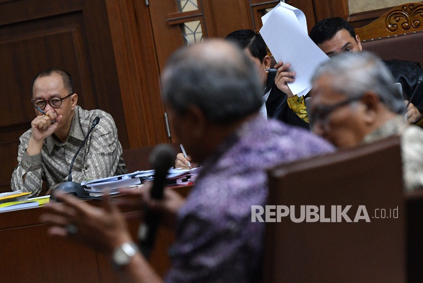 Terdakwa kasus korupsi pemberian Surat Keterangan Lunas (SKL) Bantuan Likuiditas Bank Indonesia (BLBI) Syafruddin Arsyad Temenggung (kiri) menjalani sidang lanjutan di Pengadilan Tipikor, Jakarta Pusat, Kamis (21/6). 