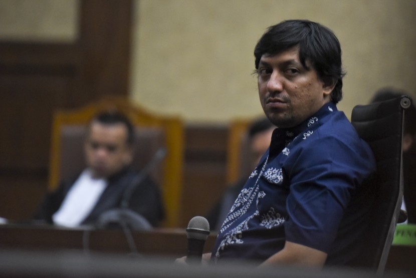 Terdakwa kasus korupsi pengadaan Alquran Fahd El Fouz mendengarkan jaksa saat menjalani sidang pembacaan tuntutan di Pengadilan Tipikor Jakarta, Kamis (31/8).