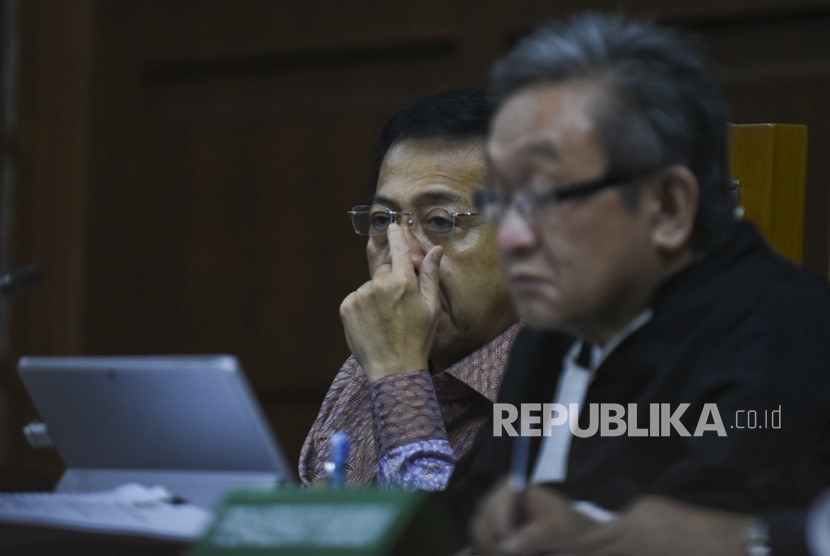 Terdakwa kasus korupsi pengadaan KTP elektronik Setya Novanto (kiri) didampingi penasihat hukumnya Maqdir Ismail menjalani sidang lanjutan di Pengadilan Tipikor Jakarta, Senin (15/1). 