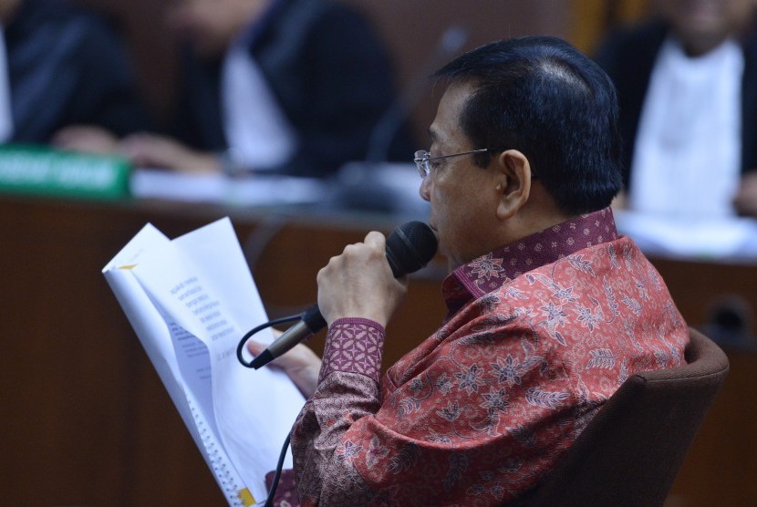Terdakwa Kasus Korupsi Pengadaan KTP elektronik Setya Novanto mebaca nota pembelaan pada sidang lanjutan di Pengadilan Tipikor, Jakarta, Jumat (13/4). Sidang tersebut mengagendakan pembacaan nota pembelaan (pledoi) dari terdakwa dan penasihat hukum.