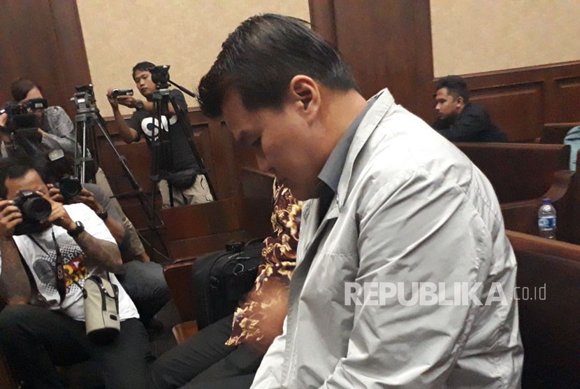 Terdakwa kasus korupsi proyek pengadaan KTP-el Andi Agustinus di ruang sidang Pengadilan Negeri Tipikor Jakarta, menunggu sidang pembacaan tuntutan oleh Jaksa KPK, Kamis (7/12).